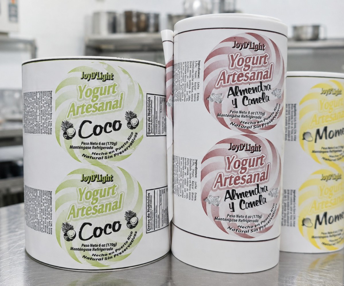 Yogur artesanal de D Manolo con etiquetas visibles
